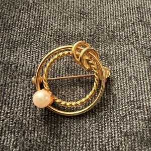 Elegant Gold and Pearl Brooch